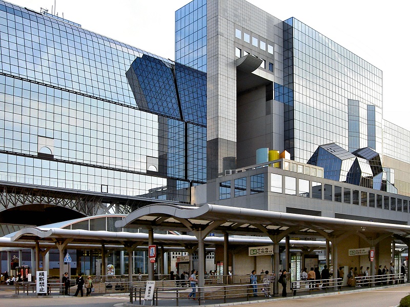 Hauptbahnhof Kyoto - Bahnhof 1997 fertiggestellt - Station des Shinkansen Hochgewschwindigkeitszug
