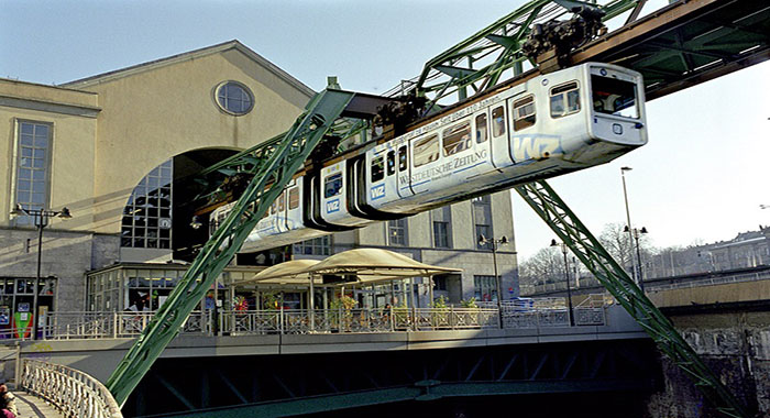 Wuppertaler Schwebebahn: historische Bahn in junger Stadt