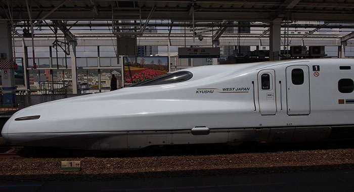 Shinkansen, der japanische Hochgeschwindigkeitszug bleibt auf der Überholspur