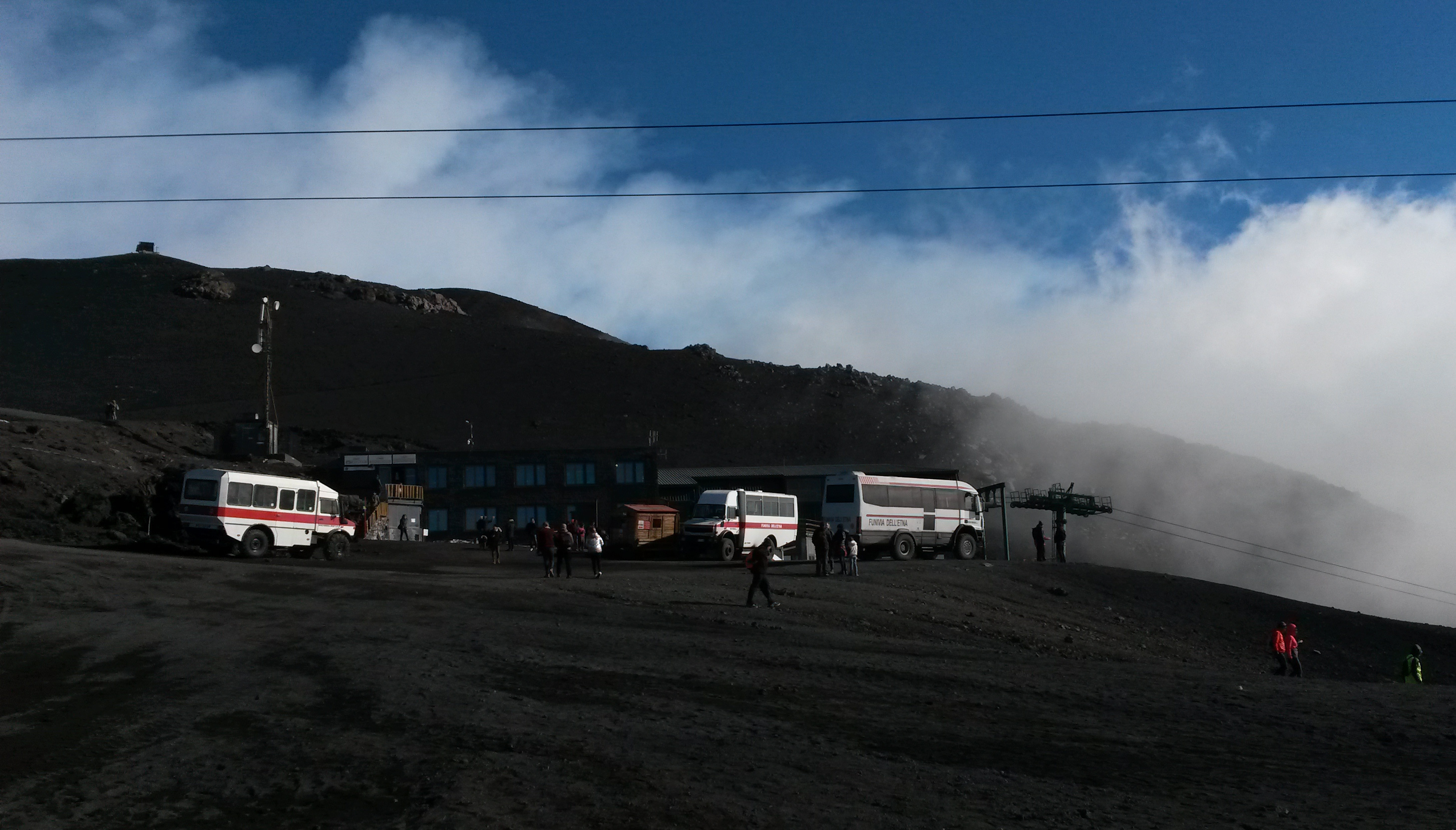 Bergstation Montagnola mit den geländegängigen Kleinbussen