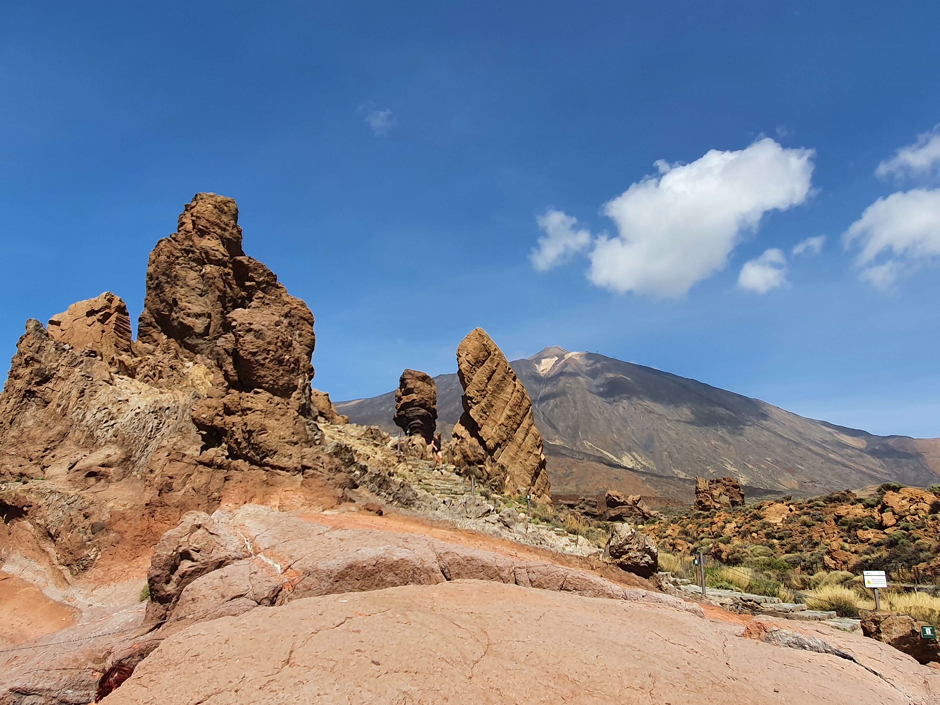 Ein Teil der Felsformation der Roques de García mit dem El Teide im Hintergrund