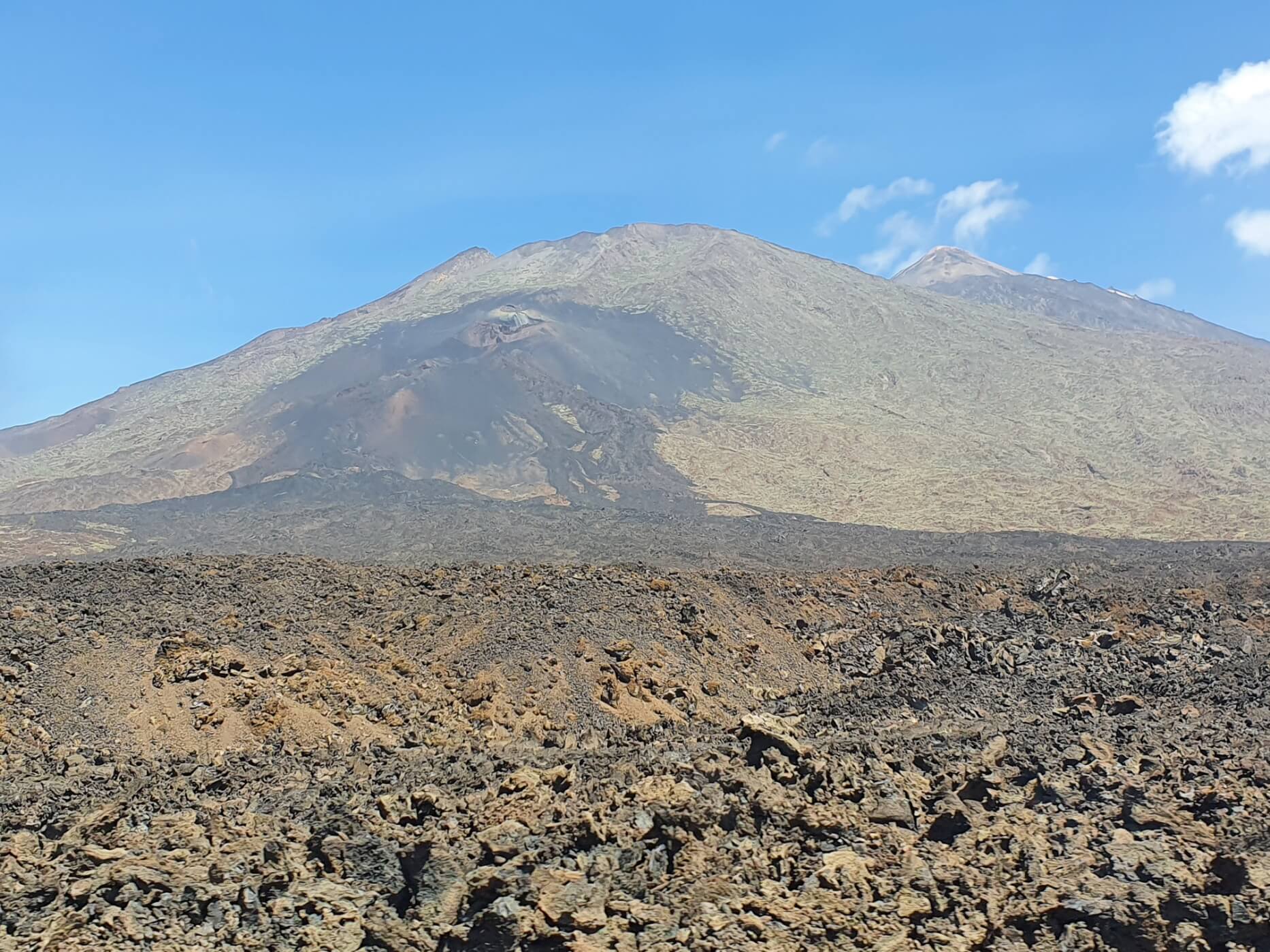 Pico Vjejo mit Lavafeld und dem Teide im Hintergrund