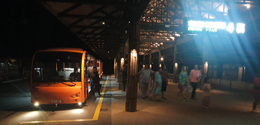 Zugfahrt bei der Nachtsafari in Singapur