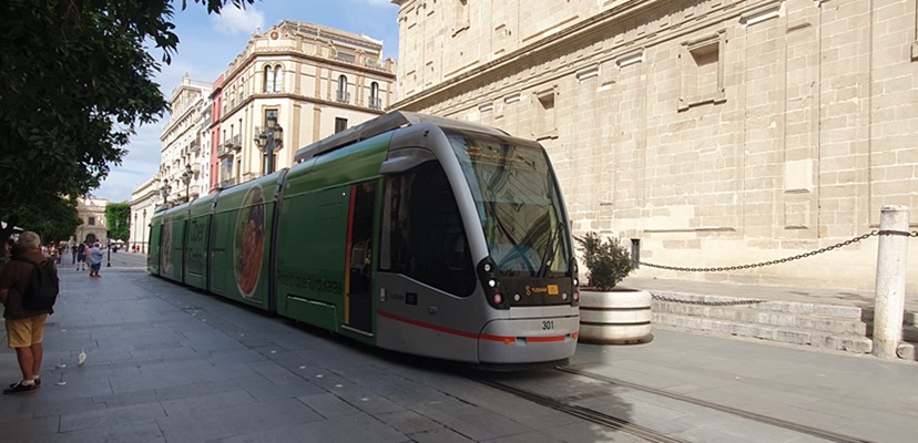 Sraßenbahn in Sevilla, der Hauptstadt Andalusiens