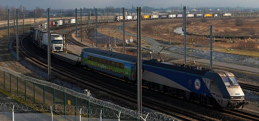 LKW-Shuttlezug auf dem Weg zum Eurotunnel