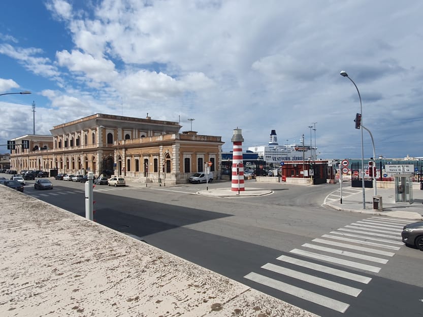 Bari: Hafen mit Kreuzfahrtschiff