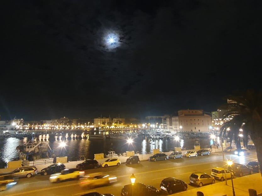 Porto Nuovo in Bari bei Nacht