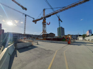 Sich drehende Kräne auf der Baustelle
