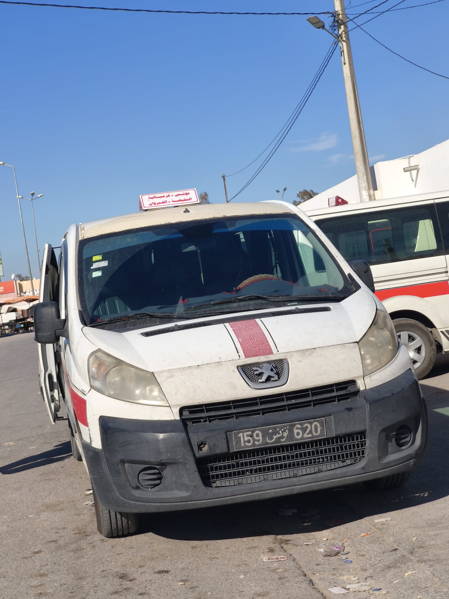Louage-Kleinbus in rot mit weißen Streifen