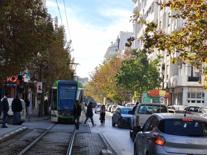 Straßenbahn in der Avenue de Paris in dder Innnenstadt der tunesischen Hauptstadt