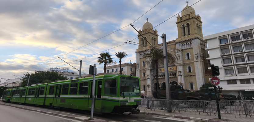 Straßenbahn Tunis vor der Kathedrale Heiliger St. Vinzenz von Paul