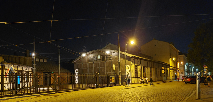 Krakauer Straßenbahnmuseum im historischen Straßenbahn Depot bei Nacht