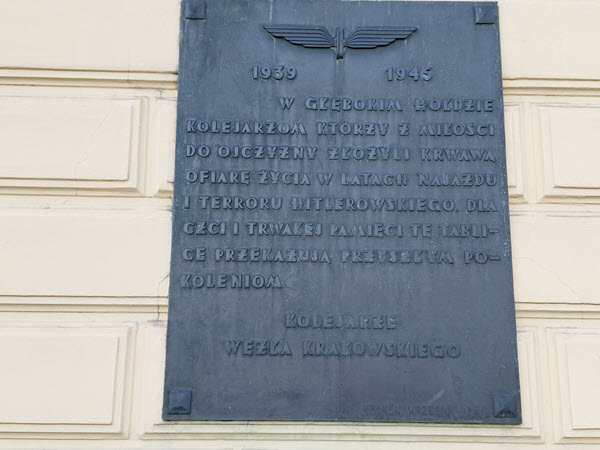 Gedenktafel am alten Bahhofsgebäude